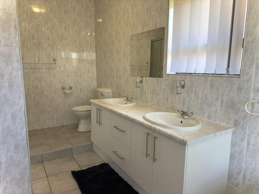 6 Bedroom Property for Sale in Wavecrest Eastern Cape
